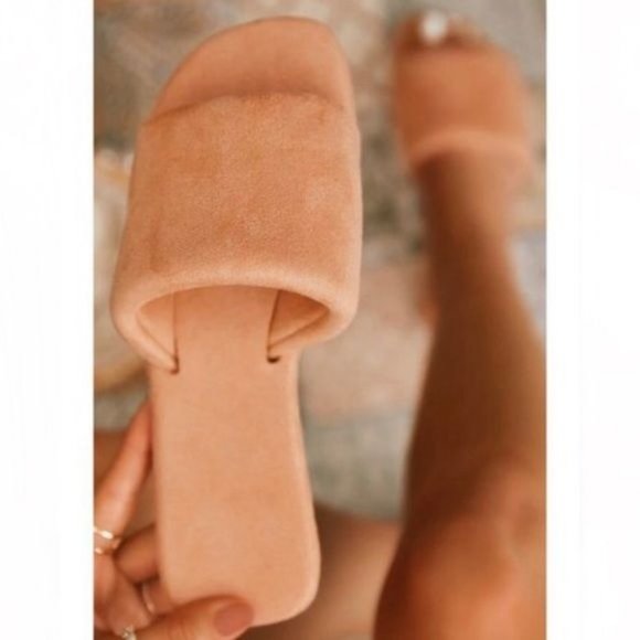 !! NEW !! Super Soft Slide Sandals in Black - Picture 9 of 9